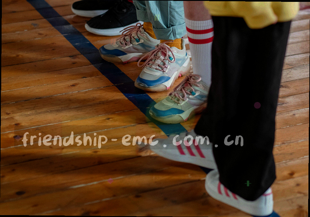 赛务记录表格与秒表俯拍拼贴，纸上字迹抽象不可辨认，冷色调